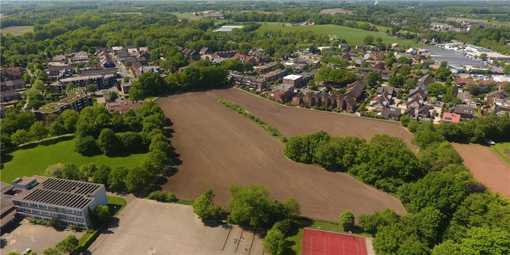 Begehrtes Neubaugebiet in Dorsten lässt weiter auf sich warten Auf dieser Fläche neben dem Schulhof der St. Ursula Realschule soll das geplante Neubaugebiet entstehen.
