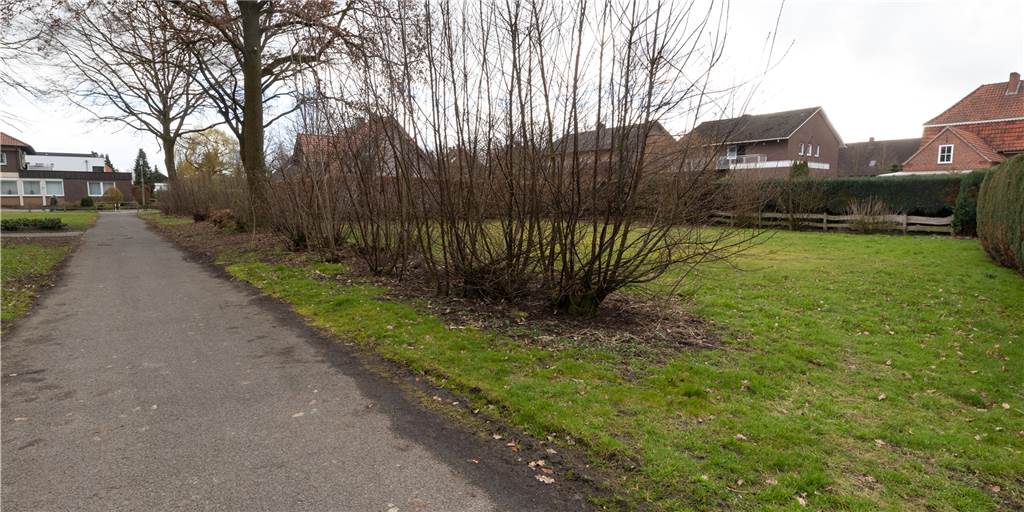 Nachverdichtung an Kreuzschule: Spezielle Vorgabe für Bauherren Entlang der Kreuzschule sollen Bauplätze entstehen. Der kleine Fuß- und Radweg spielt bei der Erschließung eine besondere Rolle.