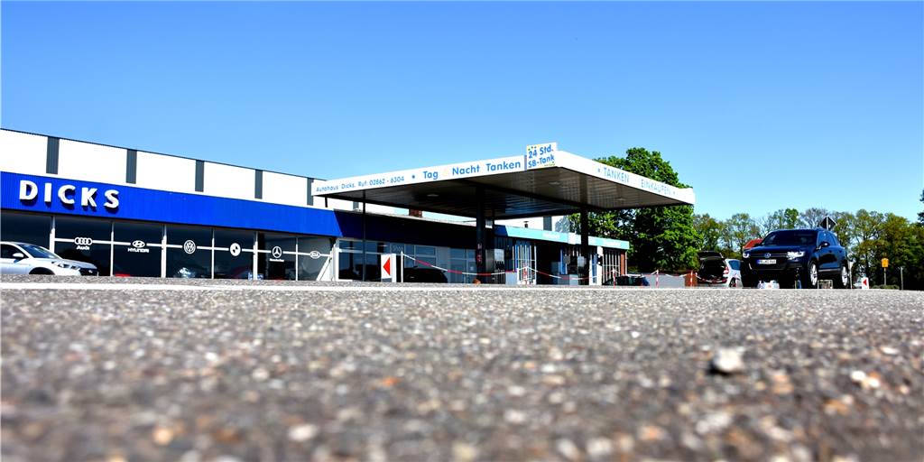 Last-Minute-Tanken in Oeding: Niederländer nutzten das Osterwochenende Last-Minute-Tanken in Oeding: Viele Niederländer nutzten das Osterwochenende zum Tanken an den beiden Tankstellen in Oeding. Bei Dicks ging das an den Automaten 24 Stunden lang - bis die Tanks leer waren.