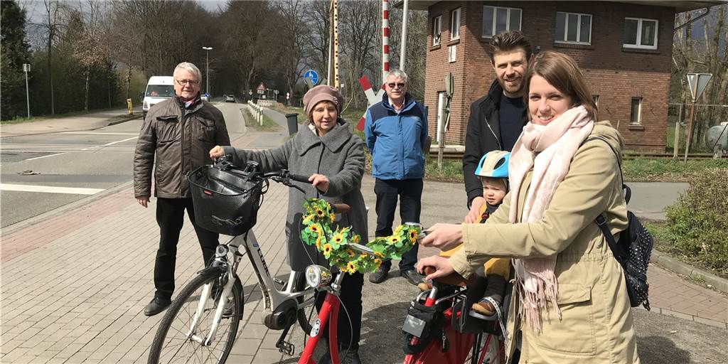 „Lebensgefährlich“: SPD fordert Radweg an viel befahrener Bundesstraße Mitglieder des SPD-Ortsverein Wulfen und SPD-Fraktionschef Friedhelm Fragemann wollen erreichen, dass der an der Einmündung Kottendorfer Feld (hinten) endende Radweg entlang der B 58 in Wulfen bis nach Deuten ausgebaut wird.
