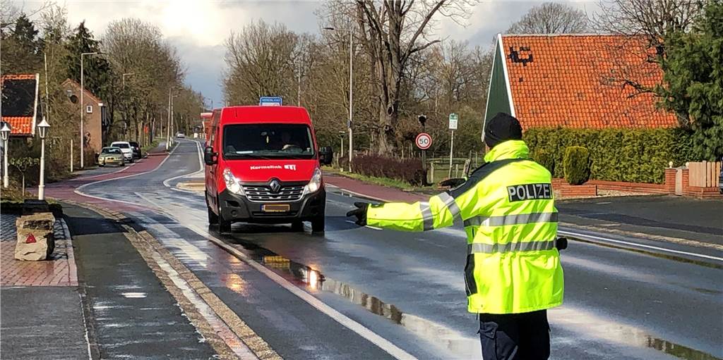 Erst Test, dann tanken: Kaum Niederländer in der Grenzregion unterwegs Fünf Beamte der Bundespolizei kontrollierten am Dienstagnachmittag alle Fahrzeuge, die am Grenzübergang Sandersküper in Alstätte von den Niederlanden aus nach Deutschland einreisten. Einige wurden auch zurückgeschickt, weil sie keinen negativen Test dabei hatten.