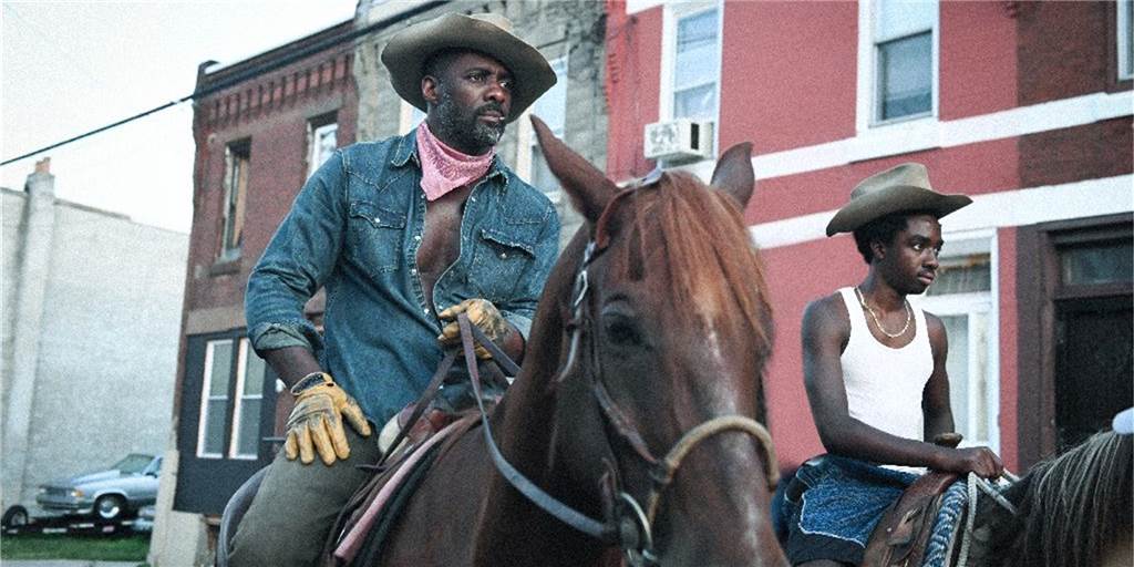 In „Concrete Cowboy“ bei Netflix sitzt Idris Elba hoch zu Ross Reiten zusammen: Idris Elba als Harp and Caleb McLaughlin als sein Sohn Cole.