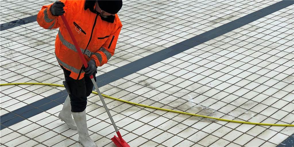 Mit Video: Solebad Werne bereitet Freibad-Betrieb vor - zwei Fragezeichen Nach Ostern startete das Solebad Werne mit dem Großreinemachen des 50-Meter-Außenbeckens.