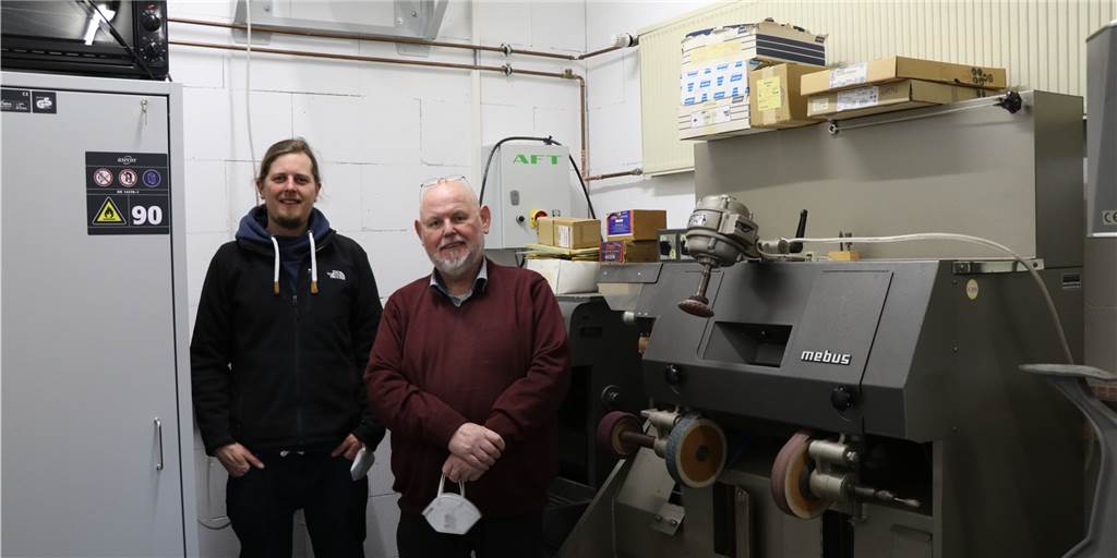 Familie Wessels brauchte mehr Platz für die größten Füße der Welt Adrian (l.) und Peter Wessels in der neuen Werkstatt an der Bahnhofstraße. Mit Adrian Wessels soll in diesem Jahr der vierte Orthopädie-Schuhmachermeister der Familie die Werkstatt des Unternehmens übernehmen.