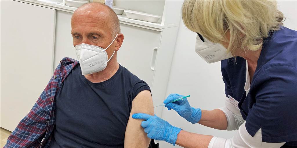 Mit Video: Die ersten Patienten bekommen Corona-Impfung beim Hausarzt Der langersehnte Moment für Willi Rempe: Der Wüllener leidet an der Lungenkrankheit COPD und hat in den vergangenen Monaten sehr zurückgezogen gelebt. Durch die Impfung erhofft er sich mehr Sicherheit und bald einen so normalen Alltag wie möglich.