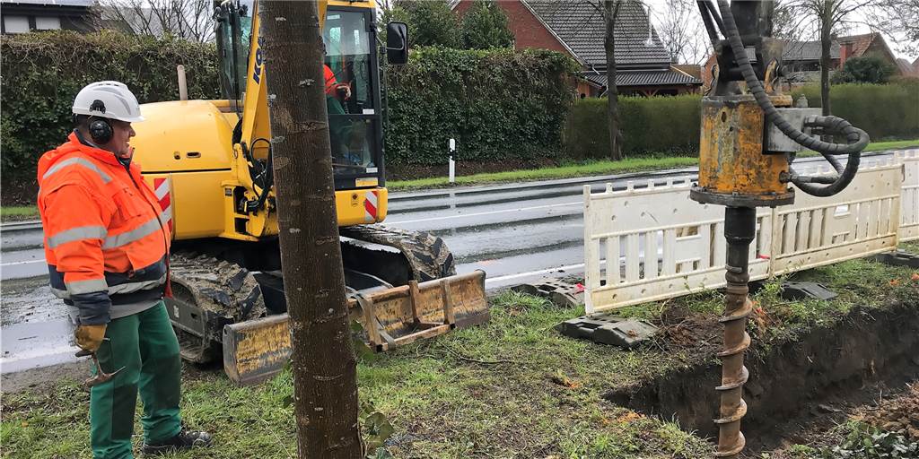 Mit Video: Landstraße durch Südlohn wochenlang gesperrt - Bombensuche Der Bohrer bohrt sich in den Boden – bis zu acht Meter tief. Ein Kunststoffrohr wird dann eingelassen, durch das die Sonde in die Tiefe gelassen wird, die auf Metall reagiert. Auch auf etwaige Blindgänger, die entlang der L 572 in Südlohn an sechs Stellen tief unter der Erde liegen könnten.