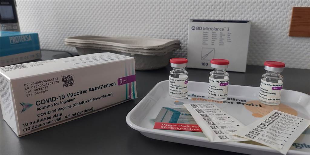Arzt zeigt Astrazeneca- und Biontech-Ampullen: Impfstoffe im Vergleich Dr. Knapp hat eine Sonderlieferung mit dem Impfstoff Astrazeneca bekommen. Uns zeigte er im Video den Unterschied zu Biontech.