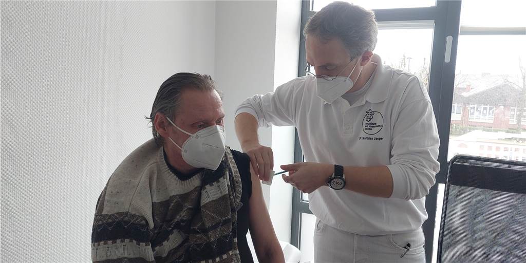 Über 100 Impfungen an einem Tag: Zwei Ärzte aus Castrop-Rauxel legen vor Hausarzt Dr. Jasper impft am Mittwoch (7.4.) seinen Patienten Harald Haut. Der Patient gehört eigentlich zur Prioritätsgruppe 1.