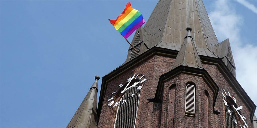 Olfener setzen Zeichen gegen Verbot der Segnung gleichgeschlechtlicher Paare Seit Karsamstag weht die Regenbogenfahne an dem Turm von St. Vitus in Olfen und an der Vinnumer Marienkirche.