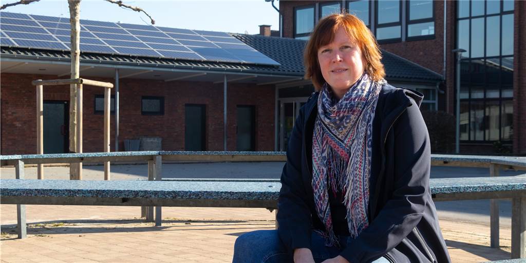 Kosten steigen: Planungsgruppe begleitet Grundschul-Neubau in Oeding Barbara Altena ist kommissarische Leiterin der von-Galen-Grundschule in Oeding. Sie freut sich auf gute Rahmenbedingungen fürs Lernen und Unterrichten, die durch den Neu- und Umbau optimiert werden sollen. Das eingeschosissige Gebäudeteil links im Bild soll abgerissen werden.