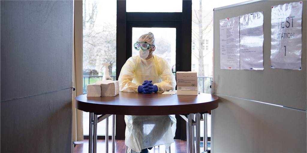 Kostenlose Tests auf Corona sind deutlich öfter als einmal pro Woche möglich Viele tausend Zentren, die Schnelltests anbieten, sind in kürzester Zeit eingerichtet worden. Das Land hat jetzt ganz klar gesagt, wie oft man einen kostenlosen Schnelltest in Anspruch nehmen darf.