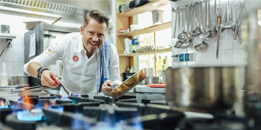 „Mein Lokal, Dein Lokal“ im Burghotel: Ein Problem liegt bei der Soße Profikoch Mike Süsser hatte im Burghotel Pass nur bei der Soße etwas zu meckern.
