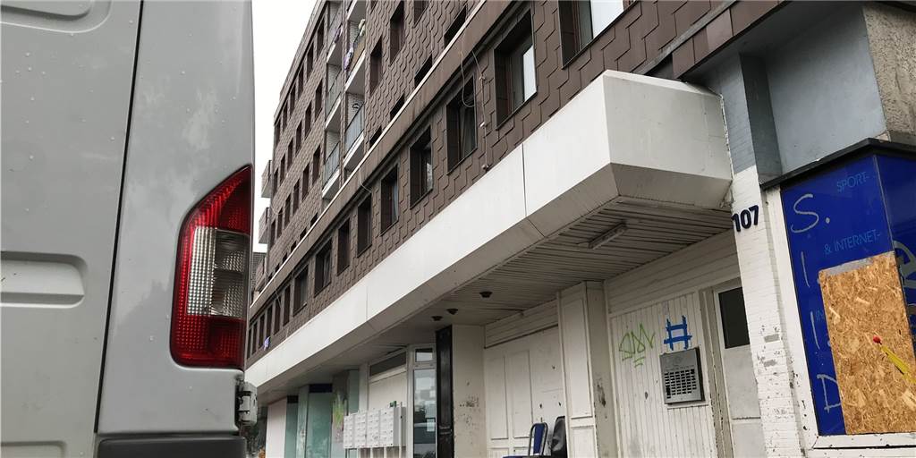 Lange Straße: Corona in Habinghorster Groß-Wohnkomplex Im Haus Lange Straße 107 wohnen 100 Menschen. Hier hat die Stadt mit den mobilen Abstrich-Teams einen Massentest durchgeführt, weil eine Person positiv getestet wurde, die sich mehrere Tage im Haus aufgehalten hatte.