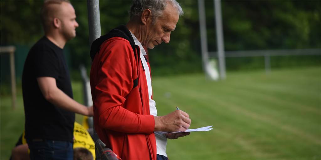 Jahre ohne Liga-Einsatz: Spieler des SC Capelle arbeitet trotz unglaublicher Misere am Comeback Der Trainer des SC Capelle, Reinhard Behlert (r.), muss seit Jahren auf einen Spieler verzichten.