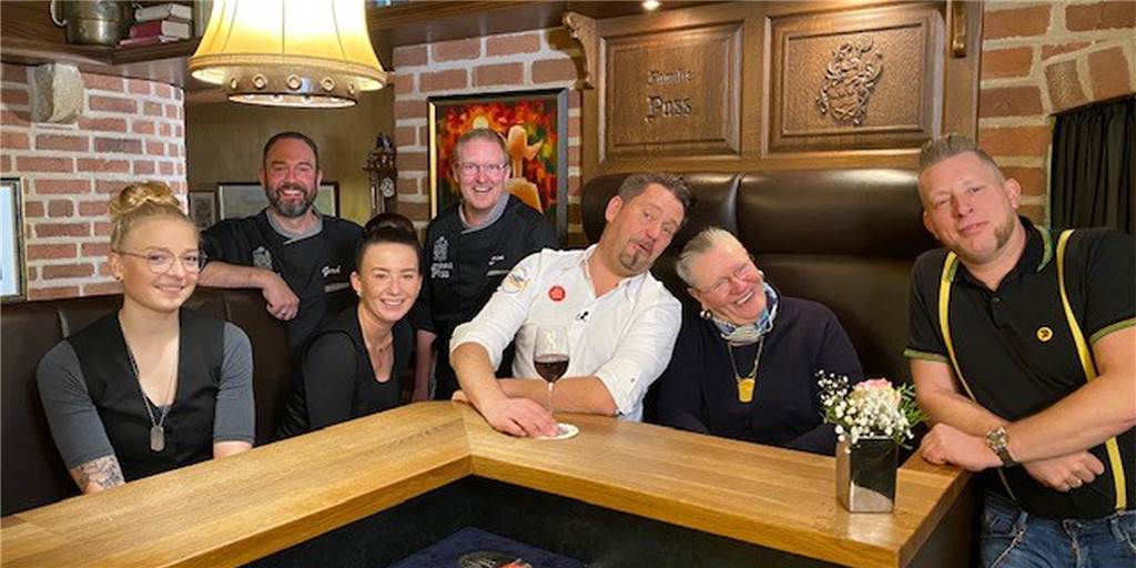 Finale von „Mein Lokal, Dein Lokal“: Theo Pass hatte schlaflose Nächte Nach der Aufzeichnung in Oeding: Fernsehkoch Mike Süsser (Mitte) nach dem Drehtag im Burghotel mit Maria und Theo Pass (links) sowie rechts (vorn, v. l.) Agnes Enning und Nadine Hülscher vom Service und hinten (v. l.) den Köchen Gerd Blickmann und Stefan Niestegge.