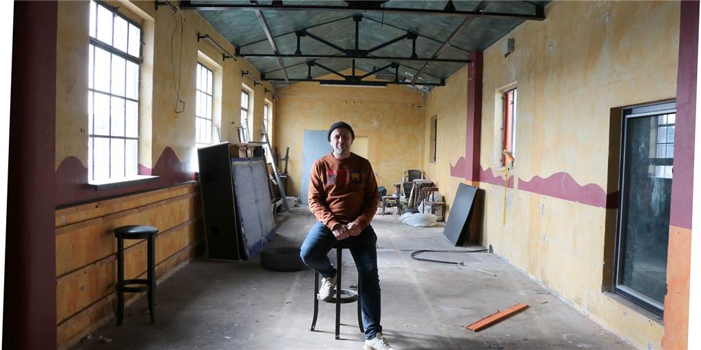 Büro statt Disko: Rolf Elsing plant Coworking Space im N-Joy und V1 Rolf Elsing sitzt in dem Gebäude, in dem der Coworking Space entstehen soll. Er erhofft sich, seine Idee schnellstmöglich umsetzen zu können.