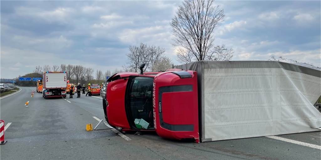 Ein Lastwagen ist am Freitag auf der A1 kurz vor dem Kamener Kreuz ins Schleudern geraten und auf die Seite gekippt.