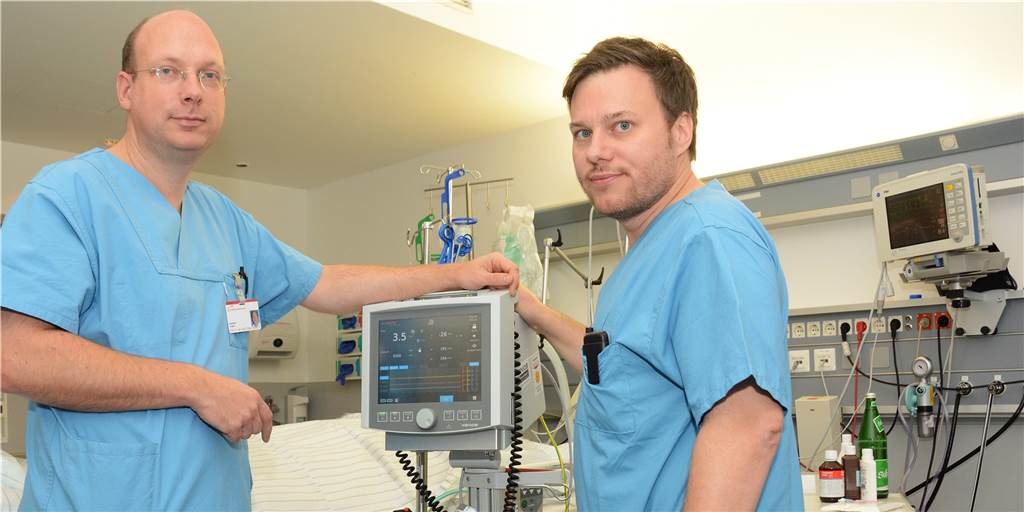 Fliegendes Spezial-Team ist oft die letzte Chance für Covid-Patienten Dieses Foto von Prof. Dr. Björn Ellger (links) und Dr. Daniel Oswald mit einem ECMO-Gerät entstand vor der Corona-Pandemie. Seitdem kann sich das mobile ECMO-Team des Klinikums Westfalen vor Anfragen kaum retten.