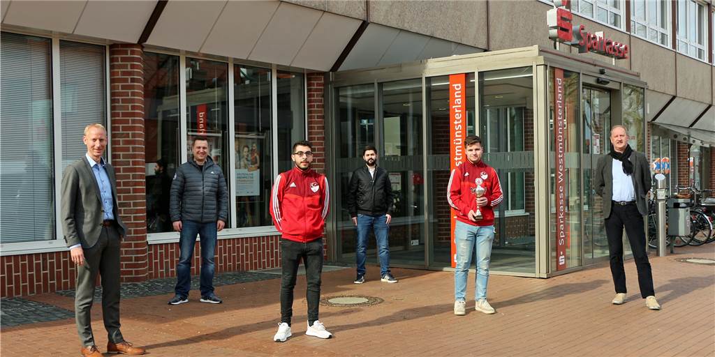 Starke Turnierergebnisse spornen zwei E-Sport-Teams aus Ahaus weiter an Coronakonforme Siegerehrung: Ingmar Wenzel (Sparkasse Westmünsterland, l.), Pierre Nobbe (FLVW, 2.v.l.) und Waldemar Zaleski (KSB Borken, r.) gratulierten dem TSV Ahaus mit Kaan Yüksel (v.l.), Furkan Elmaci und Rami Ersoy zu Platz drei; es fehlte Eren Sönmez.
