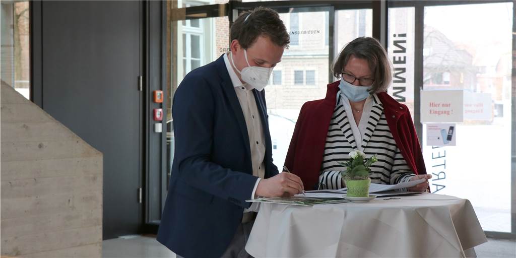Stadt Vreden bekommt Förderung für geplantes Heimatprojekt Ina Scharrenbach, Ministerin für Heimat, Kommunales, Bau und Gleichstellung und Tom Tenostendarp, Bürgermeister der Stadt Vreden unterschreiben den Zuwendungsbescheid in Höhe von 45.000 Euro.