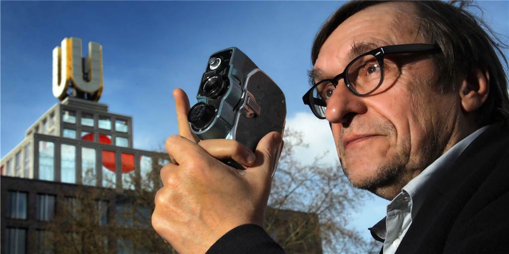 Adolf Winkelmann wird 75: Wie die Fliegenden Bilder auf den U-Turm kamen So fing alles an: Adolf Winkelmann mit seiner ersten „Bauer“-Filmkamera vor dem U-Turm, auf dem seit elf Jahren die „Fliegenden Bilder“ flimmern.