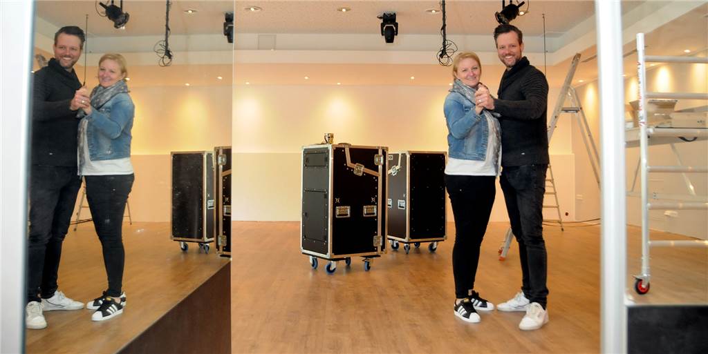 Erste Bilder zeigen die Tanzschule Thiele nach ihrem Komplettumbau Ein erster Tanz zur Probe: Sandra und Björn Thiele haben den Komplettumbau ihres Tanzsaal fast abgeschlossen. Durch die verspiegelten, beweglichen Wandelemente lässt er sich in zwei schalldicht getrennte Räume teilen.