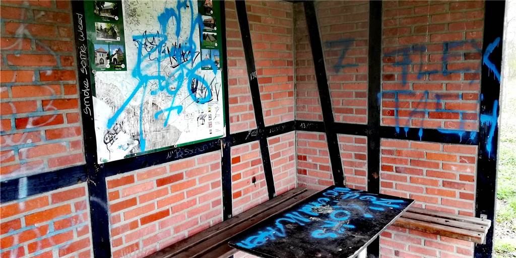 Wichumer Wetterhütte: Rechtsextreme Graffiti-Schmierereien? Wichumer Wetterhütte: Rechtsextreme Graffiti-Schmierereien?