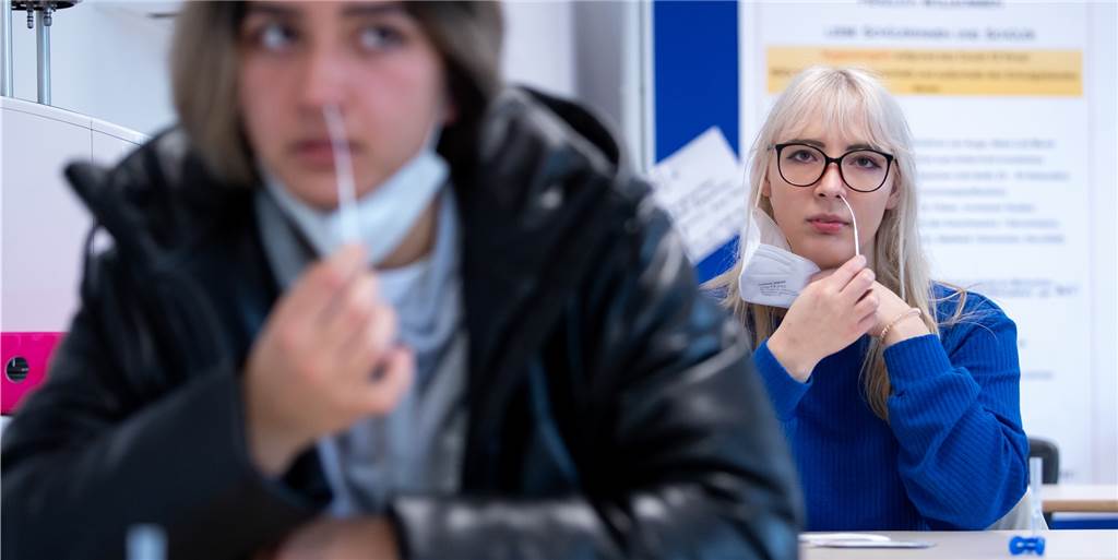 Selbsttests in Schulen: Lehrer ohne Schutzkleidung beklagen „Sprühnebel“ Schülerinnen einer Berufsschule führen einen Corona-Schnelltest durch.