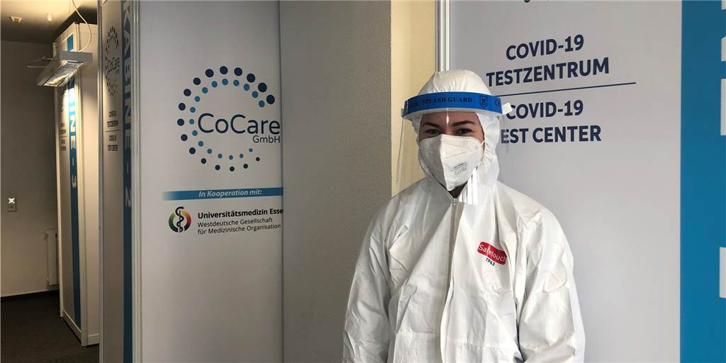 Corona-Testzentrum am Markt: Bereit für den Startschuss Das neue Corona-Testzentrum der Castrop-Rauxeler Händler im Aufbau. Tiana Vogel zeigt, wie die Mitarbeiter demnächst in Schutzmontur testen werden.