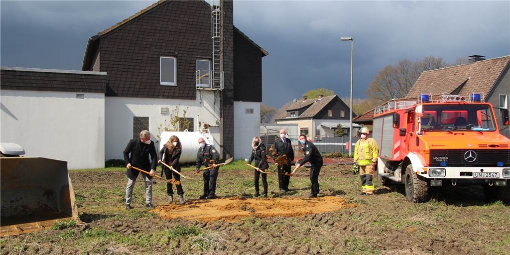 Der erste Spatenstich für ein neues Feuerwehrhaus in Lünen ist getan Erster Spatenstich für ein neues Feuerwehrhaus - und kaum jemand schaut zu: Coronabedingt musste der obligatorische Festakt zum ersten Spatenstich ausfallen.