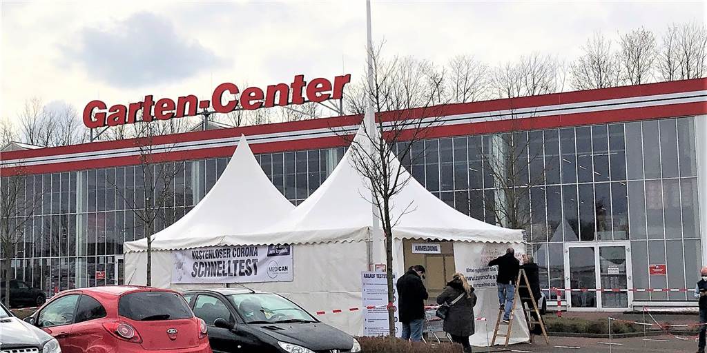 Testzelt am Baumarkt: 4000 Menschen können sich hier täglich testen lassen Das Testzelt auf dem Baumarkt-Parkplatz wird laut Anbieter gut frequentiert: Rund 500 Personen lassen sich hier täglich testen.