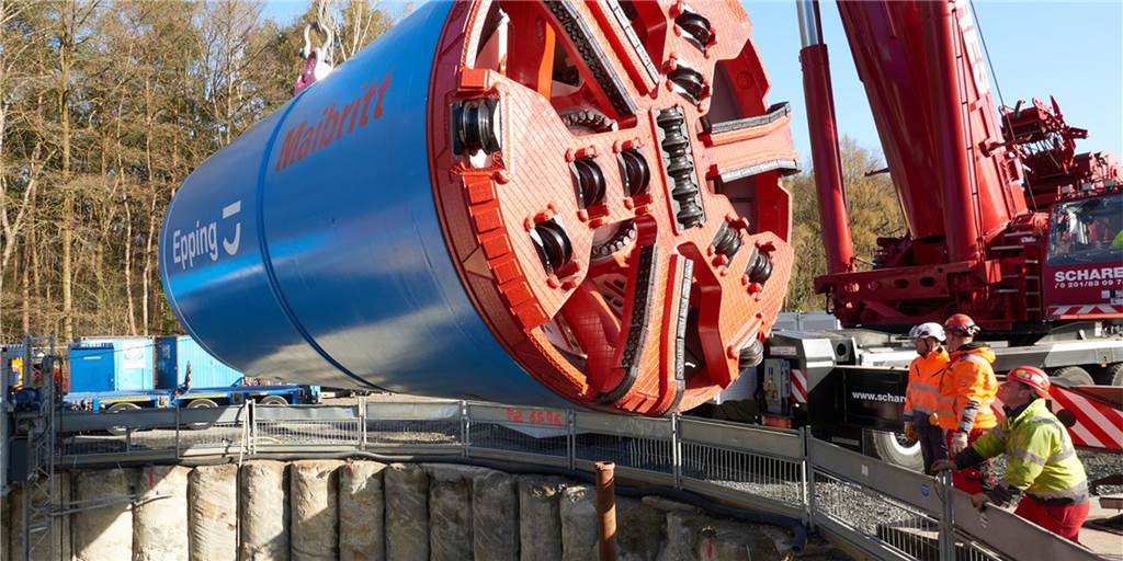 Mit Video: 110-Tonnen-Riesenbohrer schafft Platz fürs Erdkabel 110 Tonnen schwer, sieben Meter lang und 3,60 Meter groß im Durchmesser ist der Bohrer, der in der Legdener Bauerschaft Beikelort in die Grube gelassen wurde. Er bohrt Platz für einen Tunnel aus Betonrohren, durch den schließlich zwölf Kabel für die 380-KV-Leitung gezogen werden.