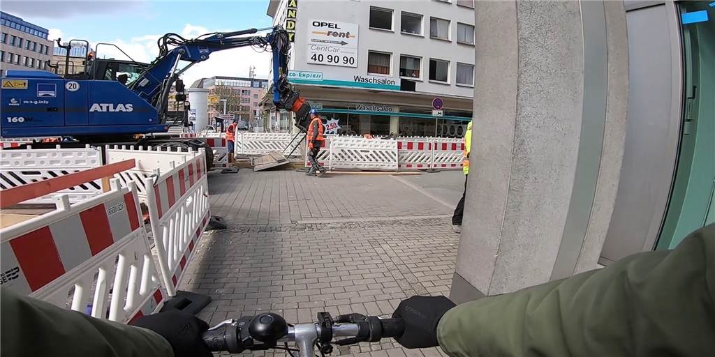Video: Baustellen-Slalom am Wall ist echte Herausforderung für Radfahrer Am Burgwall versperrt eine Baustelle (links) den Radweg.