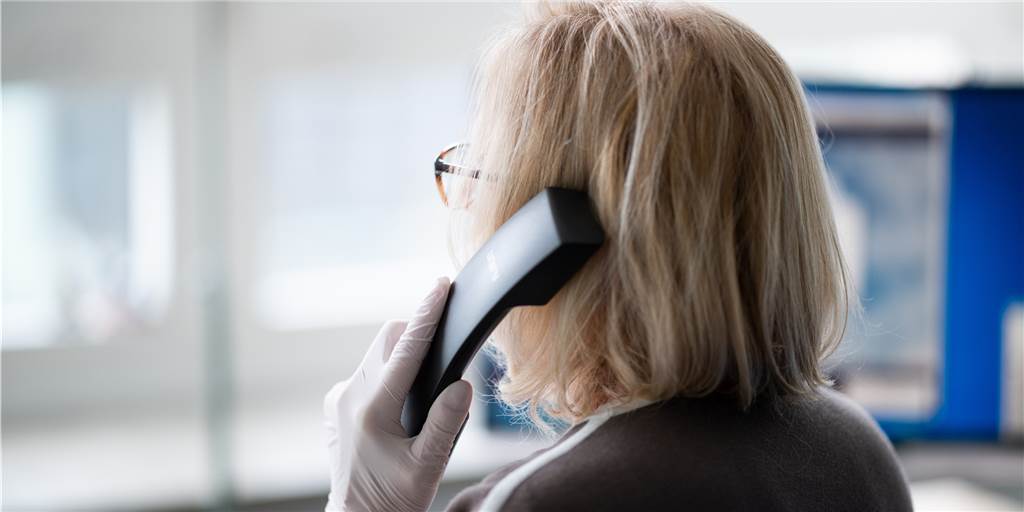 Telefonseelsorgerin: In der Coronakrise rufen viel mehr Menschen an