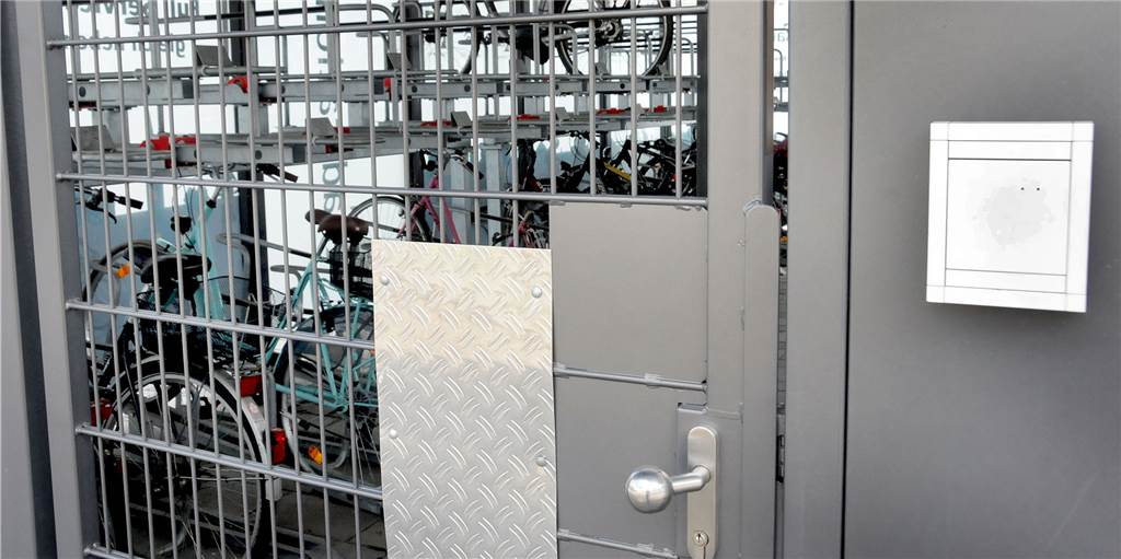 Einbruch in gläsernes Fahrrad-Parkhaus – aber keiner vermisst sein Rad Legal kann man die Tür zum gläsernen Fahrradparkhaus am Bahnhof nur mit dem Transponder-Chip öffnen.
