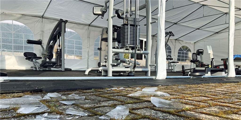 Schwitzen im Mini-Gym: Im Feel Fit in Werne kann wieder trainiert werden Schwitzen im Mini-Gym: Das Fitness-Studio Feel Fit in Werne ermöglicht im Lockdown wieder ein Training für seine Mitglieder. Zum Start am Mittwochmorgen musste das Zelt noch vom Eis befreit werden.