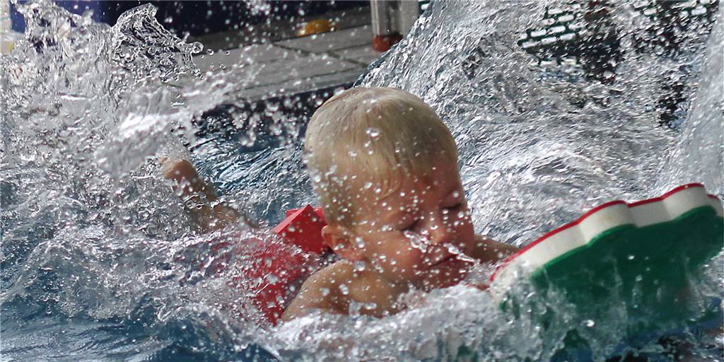 Endlich wieder rein in die Fluten! Im Solebad in Werne sind Schwimmkurse für Kinder wieder gestartet. Allerdings könnten sie schon bald wieder beendet sein.