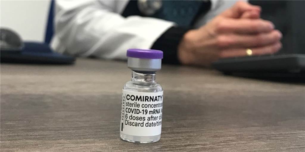 Biontech oder Astrazeneca – was gibt es wann bei Hausärzten in Dortmund? Sechs Dosen Covid-19-Impfstoff lassen sich aus diesem Fläschchen Comirnaty des Herstellers Biontech gewinnen.