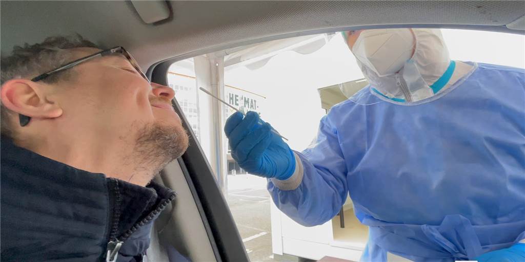 Wie gut funktioniert der Coronatest-Drive-In an den Westfalenhallen? Der Moment der Wahrheit im Coronatest-Drive-In an den Westfalenhallen: Unserem Reporter wird gleich das Wattestäbchen in die Nase gebohrt.