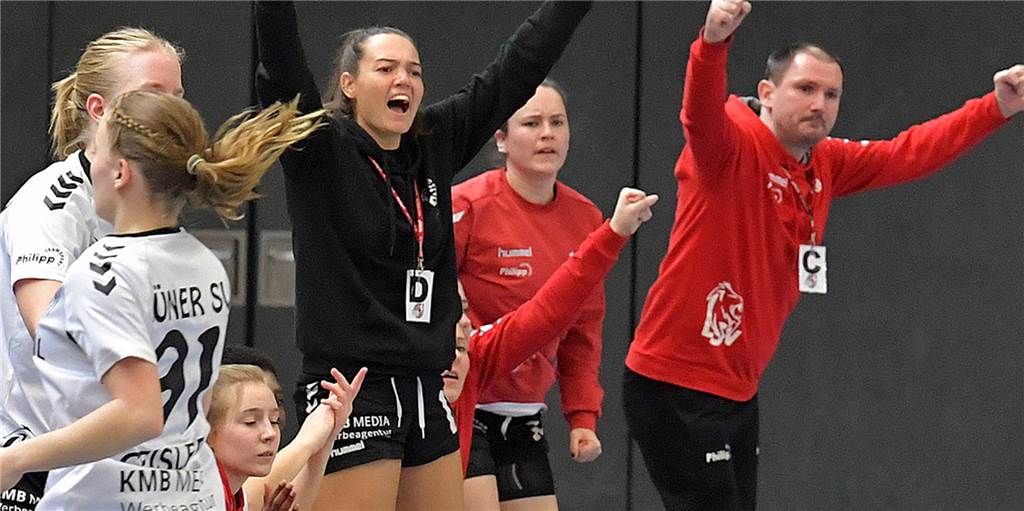 Lüner SV geht seinen Weg weiter - ein Abgang steht fest Die Handballerinnen des Lüner SV um Celina Schmidt (schwarz) und Co-Trainer Alexander Rehagel (r.) greifen in der kommenden Saison endlich richtig in der Oberliga an.