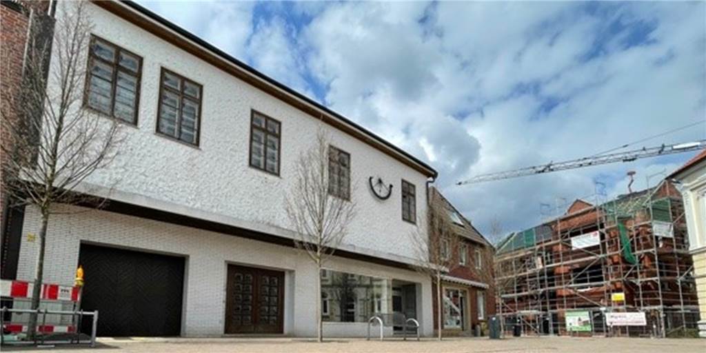 Corona: Neue Gastronomie am Marktplatz Olfen rückt in weitere Ferne Das frühere Olfener Kino bleibt jetzt doch länger stehen als geplant. Die Stadt hat ihre Pläne für einen Neubau inklusive eines neuen Gastronomieangebotes geschoben. Grund ist die Corona-Pandemie.