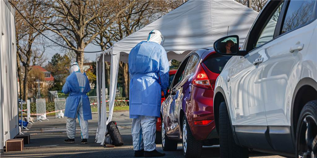 Geschäftsmodell Schnelltests: Ab wann lohnt sich ein Corona-Drive-In? An den Westfalenhallen werden seit kurzem Autofahrer in ihren Wagen auf Corona schnellgetestet. Der Corona-Drive-In ist eine von mittlerweile 150 Schnellteststellen in Dortmund.