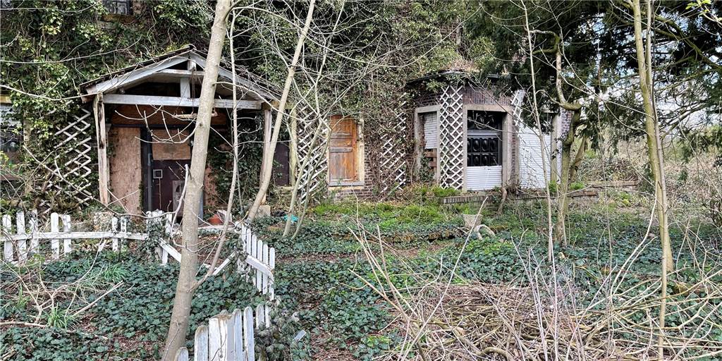 Verkauf perfekt: Haus Füchteln soll aus dem Dornröschenschlaf erwachen Viel Arbeit wartet auf die neuen Eigentümer von Haus Füchteln. Seit mehr als einem Jahrzehnt ist das Gebäude nicht mehr bewohnt. Die Folgen sind unübersehbar.