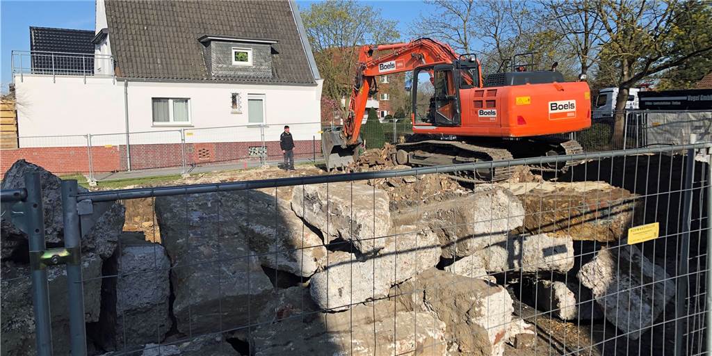Jahnturnhalle in Werne abgerissen - es gibt feste Pläne für das Gelände Nach dem Abriss der 92 Jahre alten Jahnturnhalle ebnet ein Bagger das Gelände ein. Hier sollen Eigenheime entstehen.