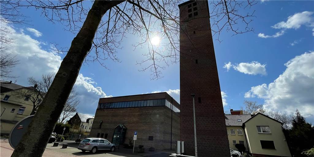 Kirche soll abgerissen werden: Platz für Neues mitten im Wohngebiet Die Kirche St. Franziskus auf Schwerin: Sie wird abgerissen, wenn die Friedhofskirche fertig ist.