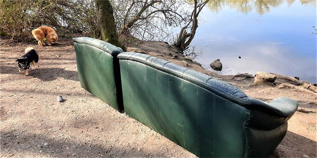 Ein altes Sofa am See: Umweltsünder in Dortmund werden immer dreister Kein Einzelfall: Die illegale Entsorgung von Möbeln nimmt in Dortmund zu.