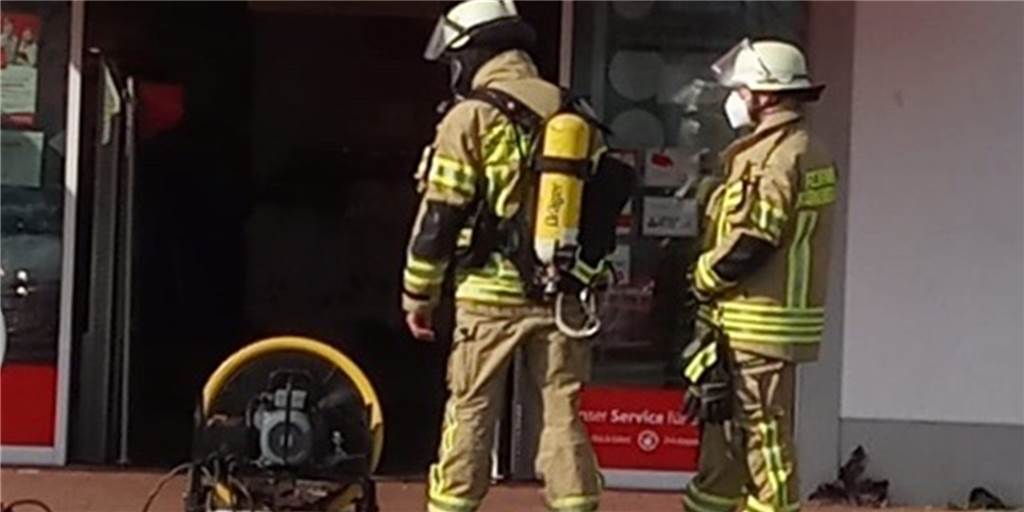 Verpackungsmaterial, das auf einem Rollwagen neben dem Gebäude von NKD abgelagert war, geriet in der Fröndenberger Innenstadt in Brand. Die Feuerwehr musste das Bekleidungsgeschäft entlüften, weil Rauchgase in das Ladengeschäft gezogen waren.