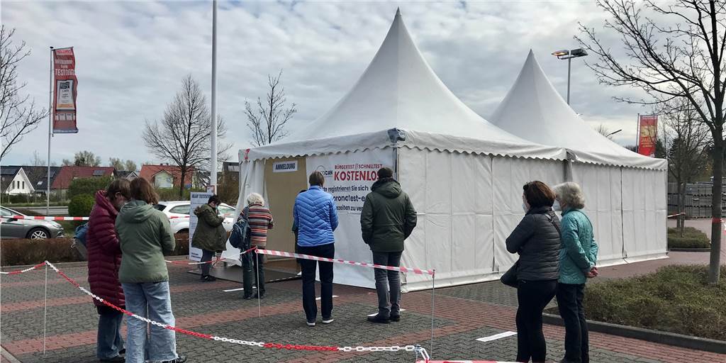 Vom Testzelt auf Parkplatz direkt ins Geschäft: Baumarkt hoch frequentiert Das Testzentrum am Hellweg in Kley läuft bestens, gerade vor dem anstehenden Frühlingswochenende ist dort schon am Freitagvormittag gut zu tun. Und der Hellweg-Parkplatz ist gut gefüllt.