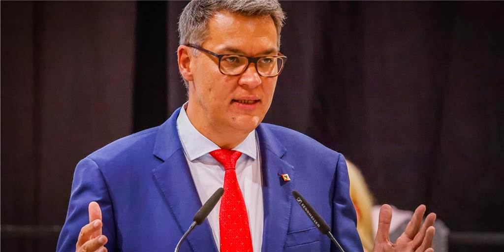 „Dritte Welle deutlich höher“: Warum Dortmund auf neue Corona-Maßnahmen drängt Oberbürgermeister Thomas Westphal warnt vor weiter steigenden Corona-Fallzahlen in Dortmund.