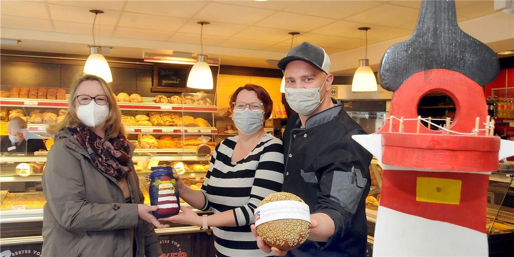 Mit einem besonderen Dinkel-Roggenvollkornbrot „Der Leuchtturm" unterstützt die Bäckerei Becker den Leuchtturm-Verein. Dessen Vorsitzende Walburga Schnock-Störmer (v.l.) dankt den Inhabern Sarah und Sascha Ruhnke.